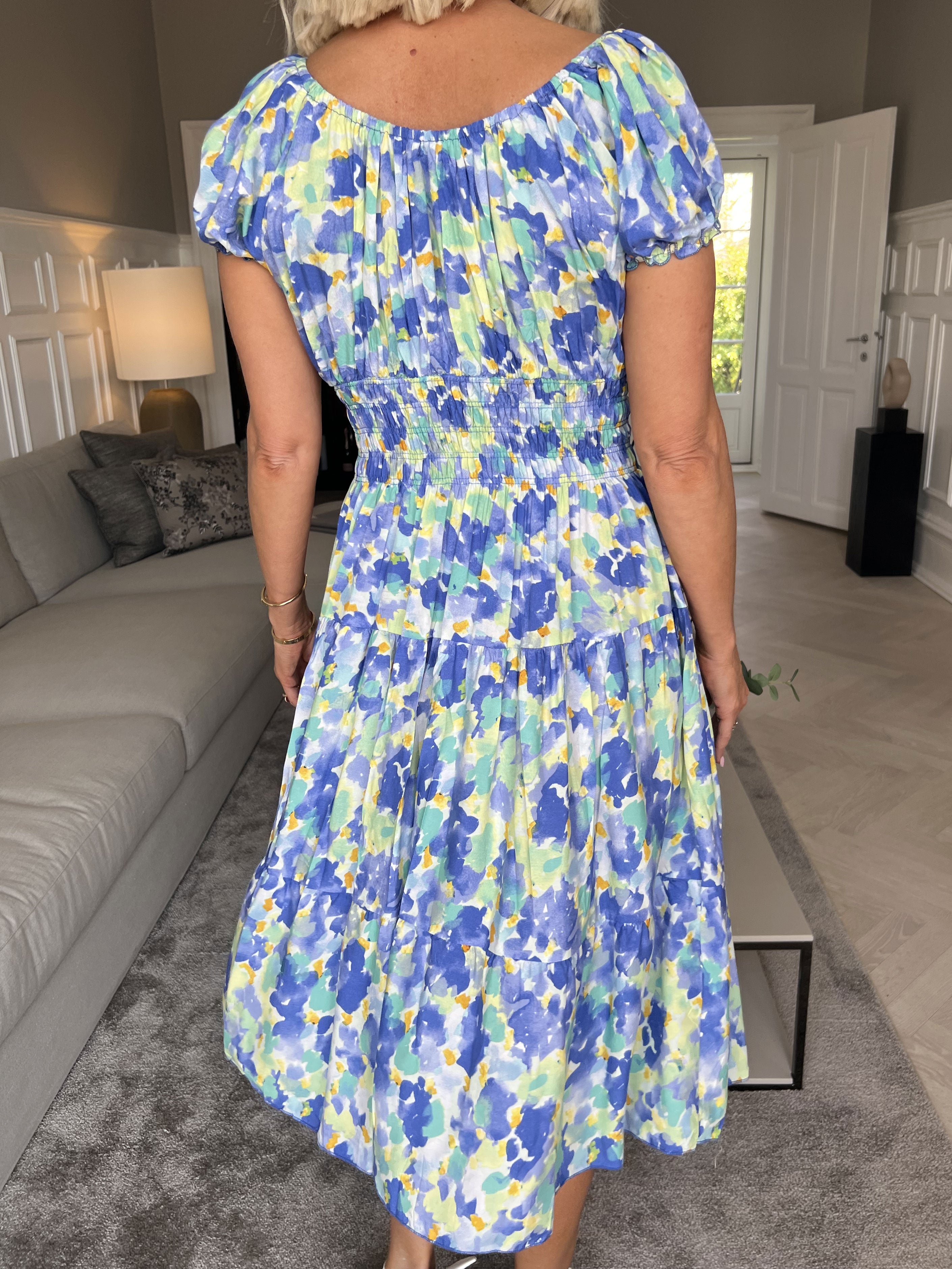 Finalia Art Short - Kort mångfärgad viskosklänning med resår i midjan